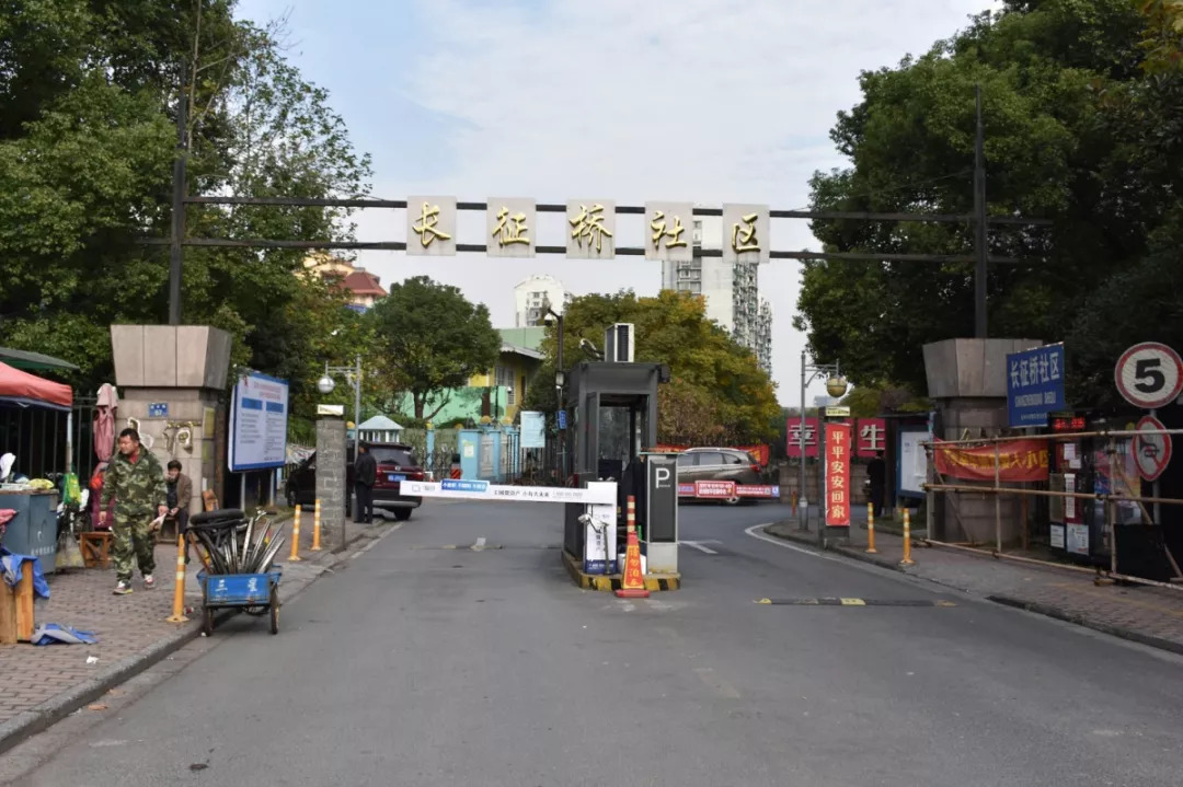 西大门改造前.jpg 图片关键词